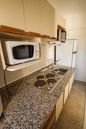 Private kitchen - Tower Rock Departamentos Estándar (Puerto Deseado)