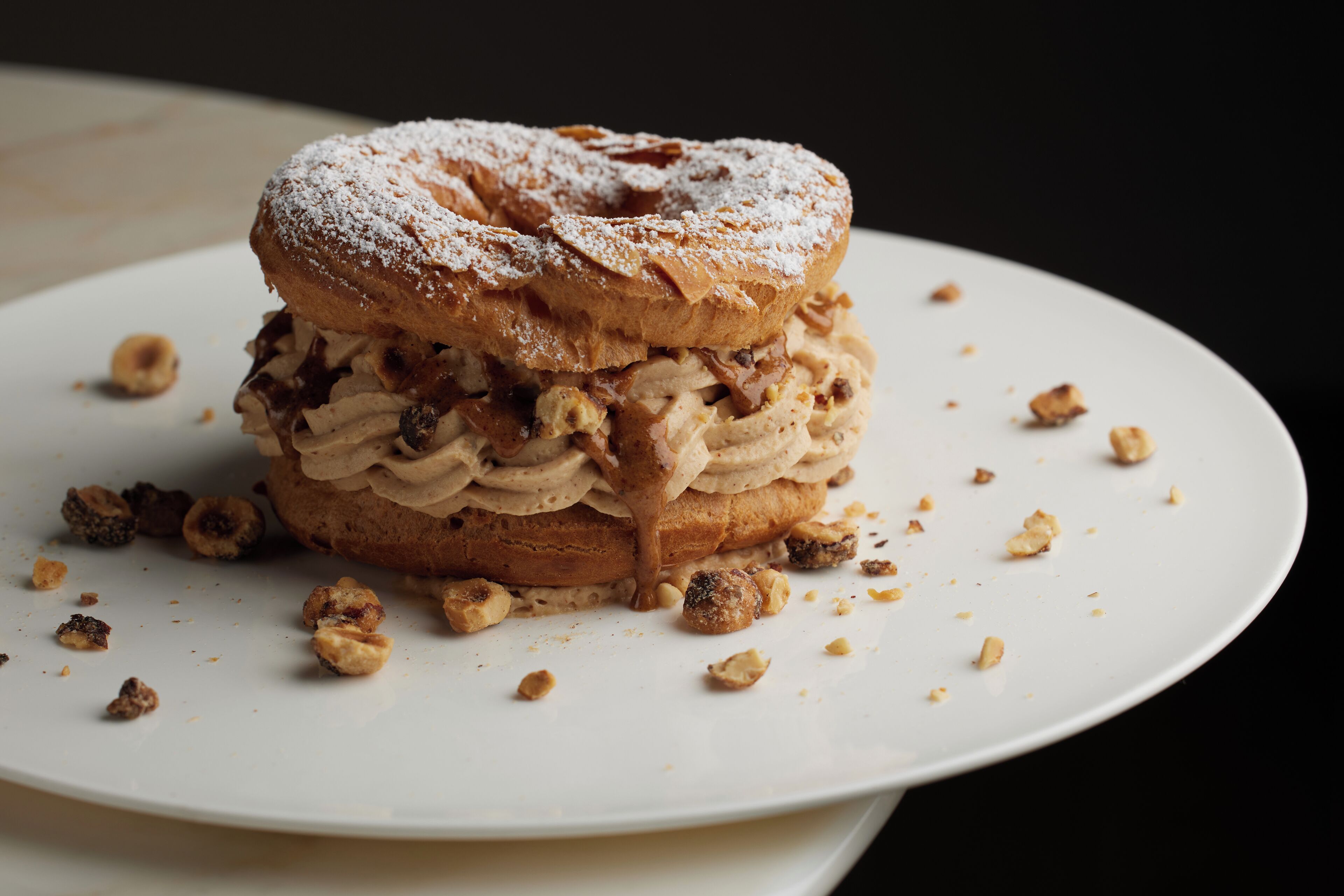 Un dessert servi dans une assiette.
