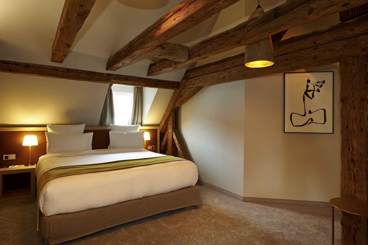 Suite Junior, plusieurs lits | Literie de qualité supérieure, minibar, coffres-forts dans les chambres