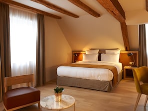 华丽客房, 1 张特大床 | 高档床上用品、迷你吧、客房内保险箱、办公桌