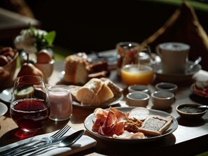 Buffet breakfast for a fee on weekends