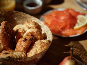 Frokostbuffé mot et tillegg i helgene