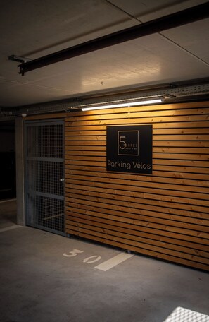 Parking sans voiturier (25 EUR par nuit)