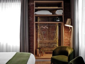 Classic-værelse - 1 queensize-seng | Premium-sengetøj, minibar, pengeskab på værelset, skrivebord