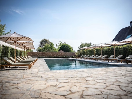 Una piscina al aire libre de temporada, sombrillas. 5 Terres Hotel & Spa - MGallery Collection