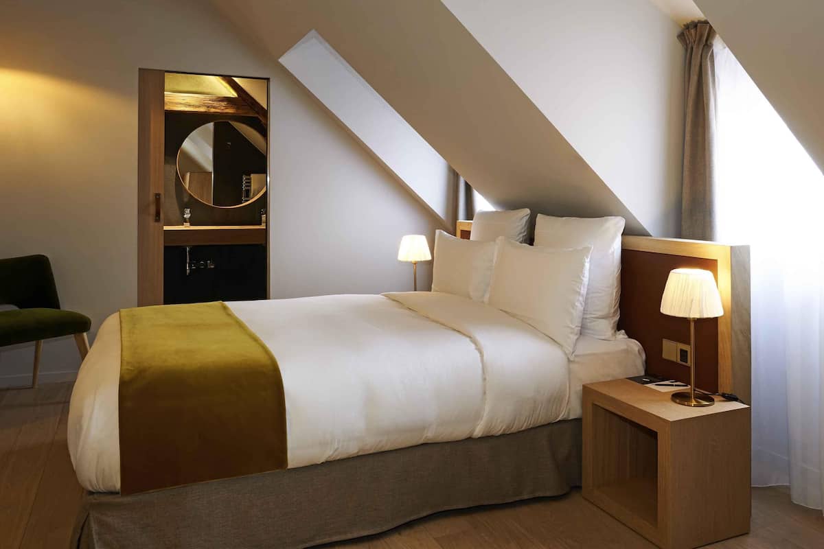 Habitació clàssica, 1 llit de matrimoni | Roba de llit d'alta qualitat, minibar i caixa forta a l'habitació