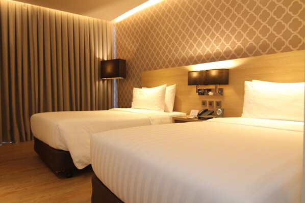 Kamar Deluks | Seprai premium, brankas, meja kerja, dan tirai kedap cahaya