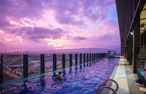 Alberca al aire libre y camastros