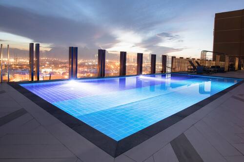 Piscine extérieure, chaises longues