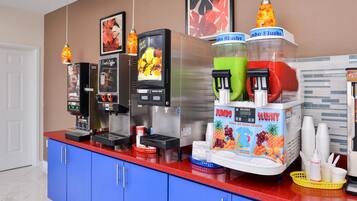 En selvbetjeningsstation til drikkevarer med flere automater, der tilbyder kaffe, frugtsaft og slush ice.