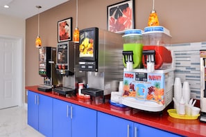 Eine Selbstbedienungs-Getränkestation mit mehreren Abfüllanlagen, darunter Kaffee, Fruchtsäfte und Frozen Drinks.