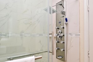 Douche, articles de toilette gratuits, sèche-cheveux