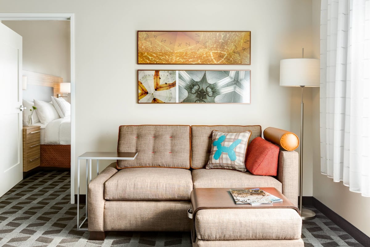 suite, 1 bedroom | hypo-allergenic bedding, desk, blackout curtains, iron/ironing board