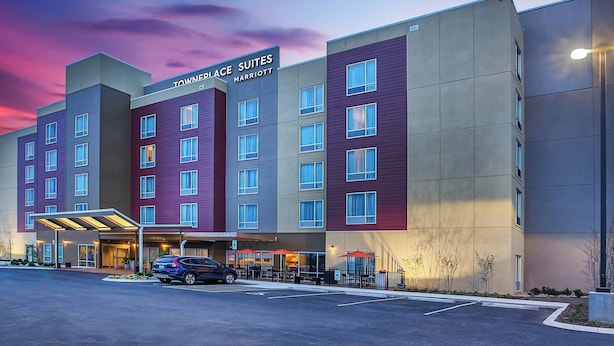 A multi-story hotel with a modern facade, a covered entrance, and a parking lot. - TownePlace Suites by Marriott Cookeville (Cookeville)