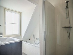 Shower - Holiday home in Zaanse style with garden (West-Graftdijk)