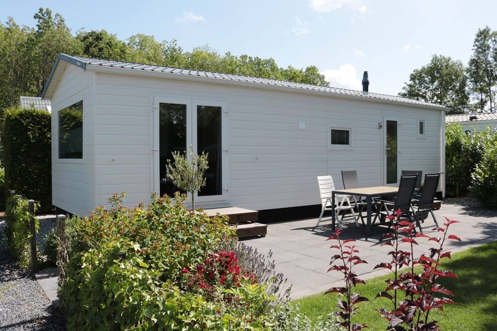 Tidy chalet with a microwave, near the Wadden Sea