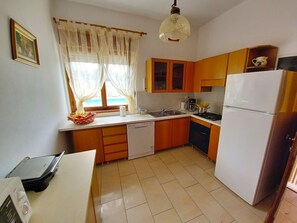 Mikrovågsugn, ugn, spishäll och diskmaskin