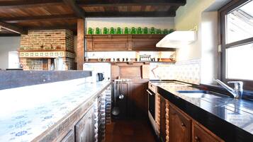 Een microgolfoven, een oven, een kookplaat, een vaatwasser