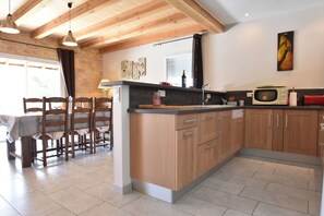 Kühlschrank, Mikrowelle, Ofen, Geschirrspüler