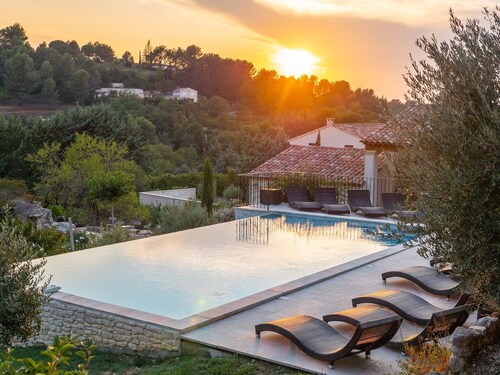 Villa in Provence mit Infinity-Pool