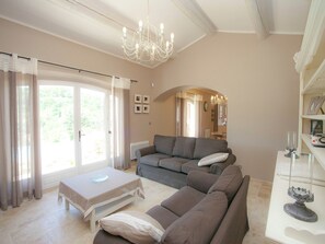 TV, fireplace, DVD player, stereo - Villa in Provence with Infinity Pool (Apt)