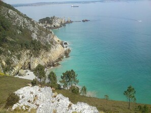 Un paysage côtier caractérisé par des falaises rocheuses et des eaux turquoise cristallines.