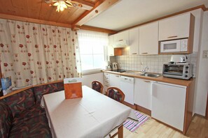 Kylskåp, mikrovågsugn, ugn och spishäll