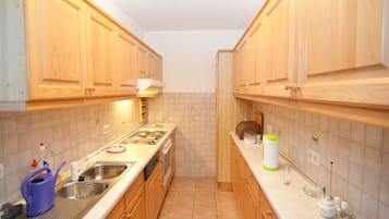 Refrigerador, horno, lavavajillas y cafetera y tetera