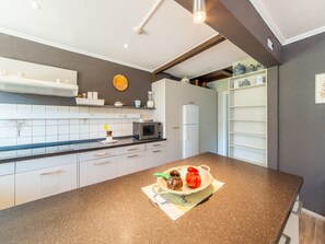 Fridge, microwave, oven, stovetop - Farmhouse with Pool, Waimes (Waimes)