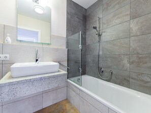 Bathtub - Apartment in Mittersill near Ski Bus & Slopes (Mittersill)