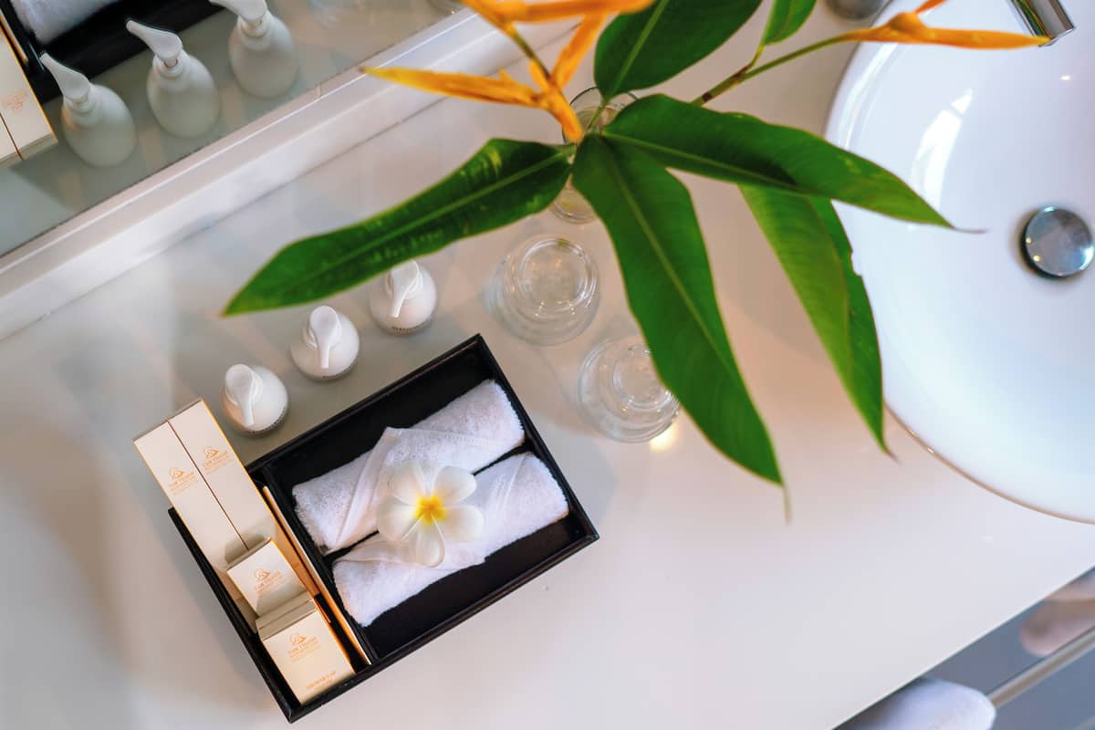 deluxe double or twin room, garden view | bathroom | free toiletries, hair dryer, bathrobes, slippers