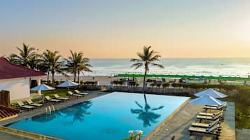 Outdoor pool, sun loungers