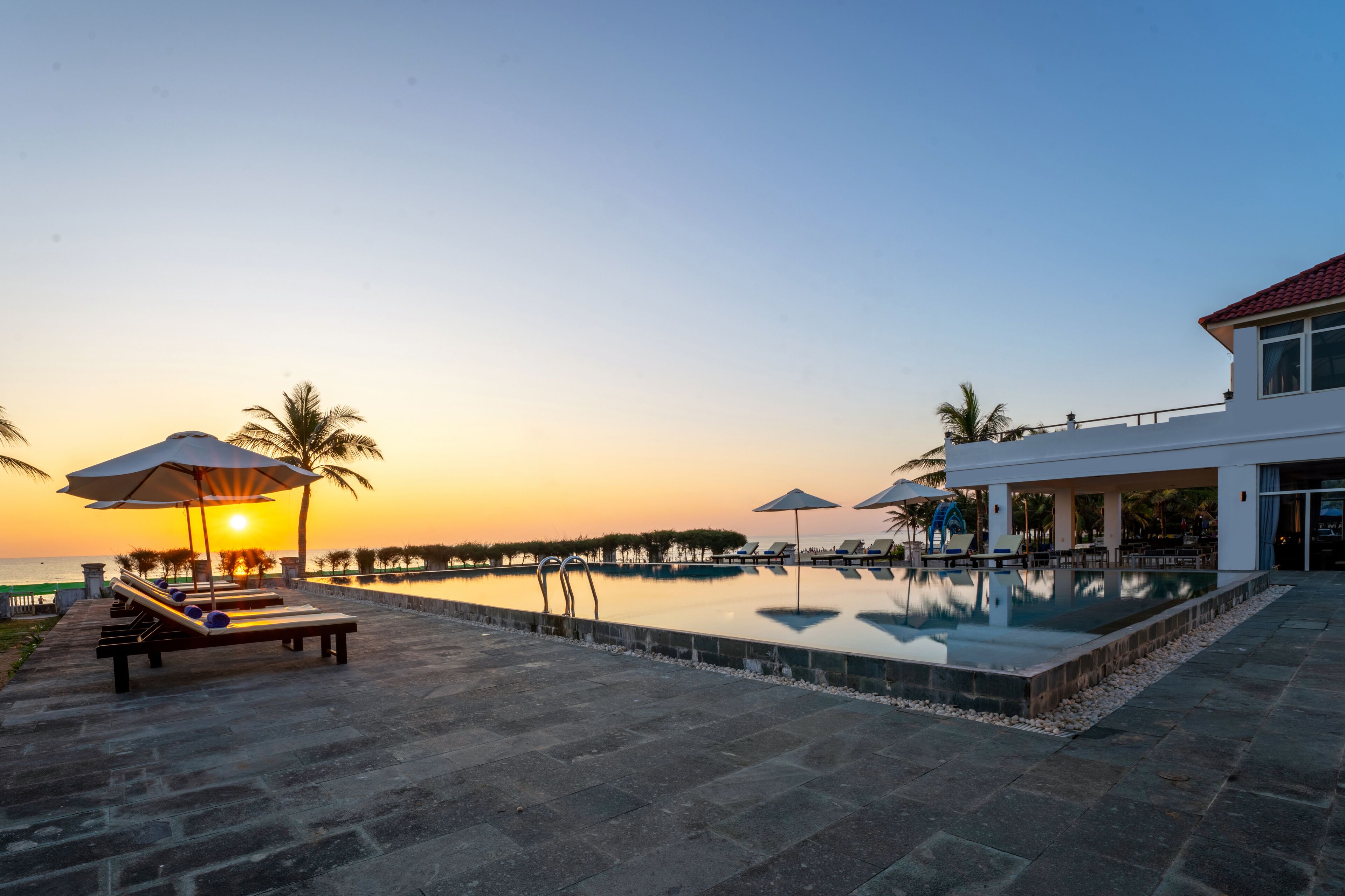 outdoor pool, pool loungers