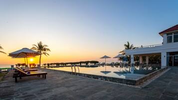 Piscine extérieure, chaises longues