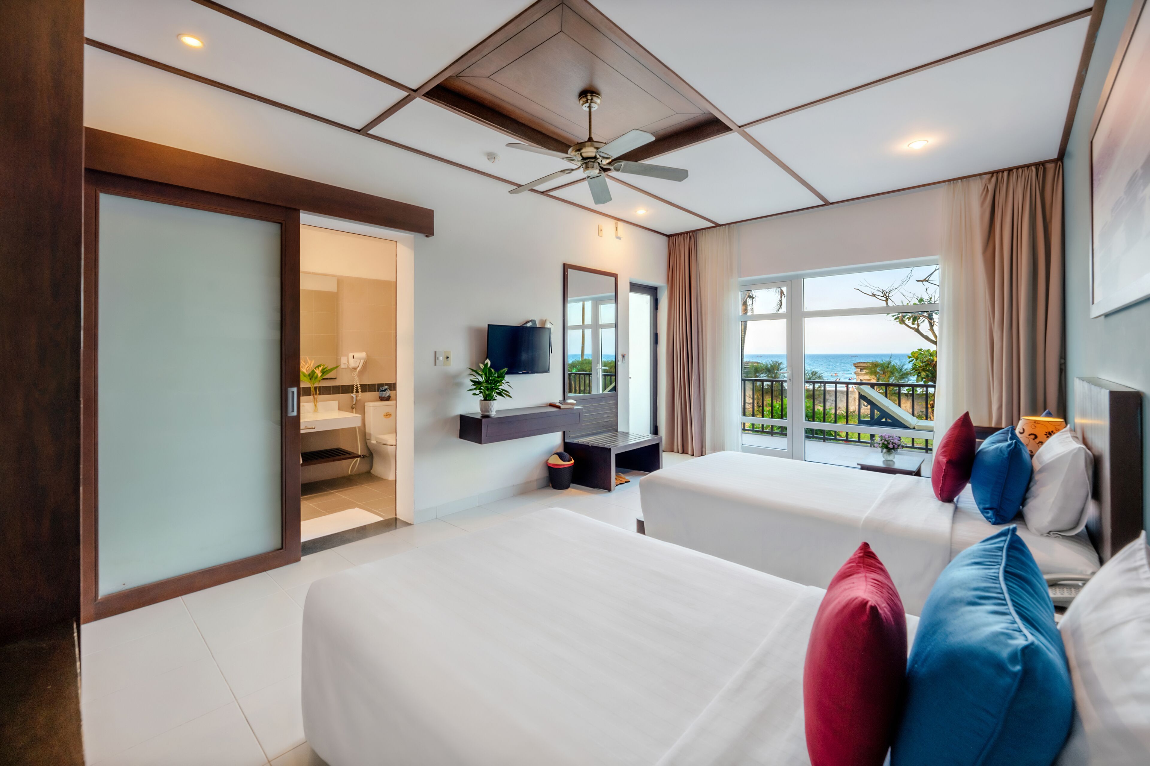 deluxe double or twin room, garden view | 1 bedroom, minibar, in-room safe, desk