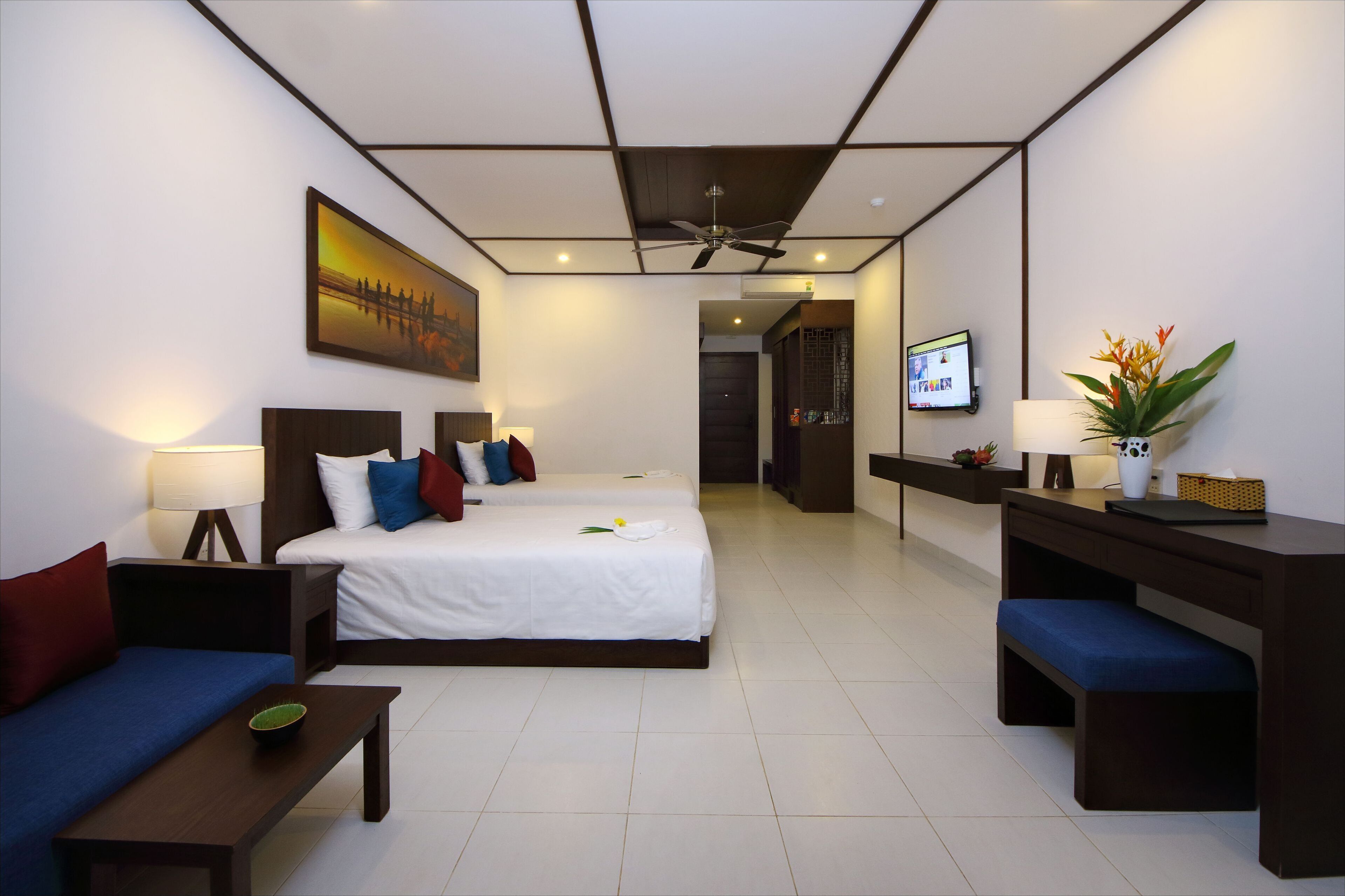 Minibar, caja de seguridad en la habitación y escritorio 