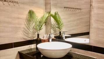 Regadera, regadera con hidromasaje, amenidades de baño de diseñador