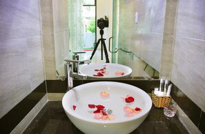 Deluxe Double or Twin Room | Bathroom | Shower, hydromassage showerhead, designer toiletries, hair dryer - Sunny Garden Homestay (Da Nang)