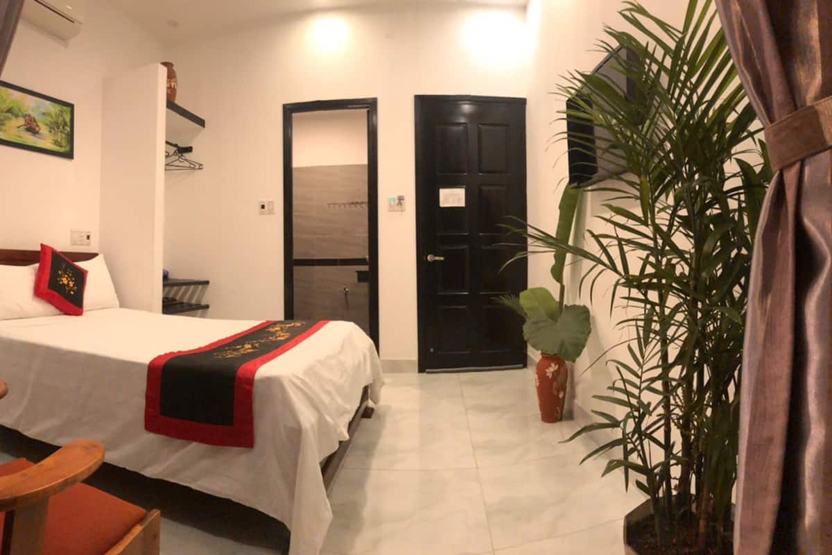 Premium bedding, pillow-top beds, minibar, in-room safe