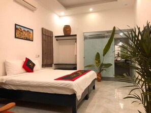 Deluxe kamer, 1 twee- of 2 eenpersoonsbedden | Luxe beddengoed, pillowtop-bedden, een minibar, een kluis op de kamer