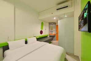 Room (POP!) | In-room safe, desk, free WiFi, bed sheets - POP! Hotel Timoho Yogyakarta (Yogyakarta)