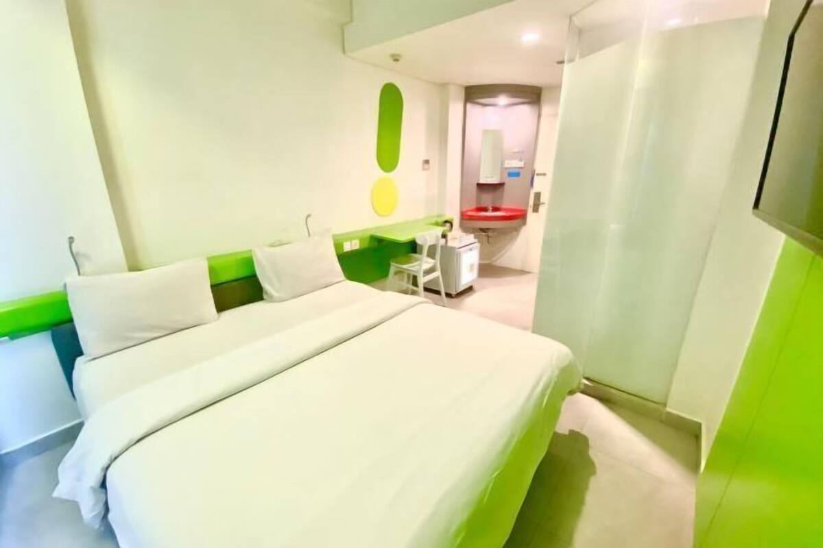 In-room safe, desk, WiFi (free), bed sheets