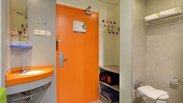 Habitación (POP!) | Baño | Regadera, amenidades de baño gratuitas, toallas