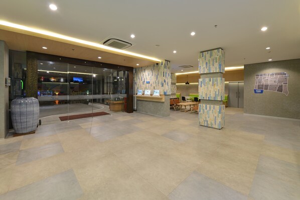 Interior entrance - POP! Hotel Timoho Yogyakarta (Yogyakarta)