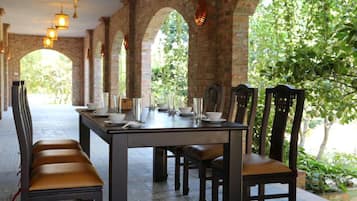 Serveert ontbijt, lunch, diner, Vietnamese gerechten