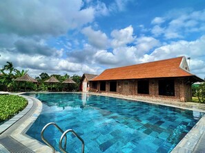 Outdoor pool, pool loungers - Hue Ecolodge (Hue)
