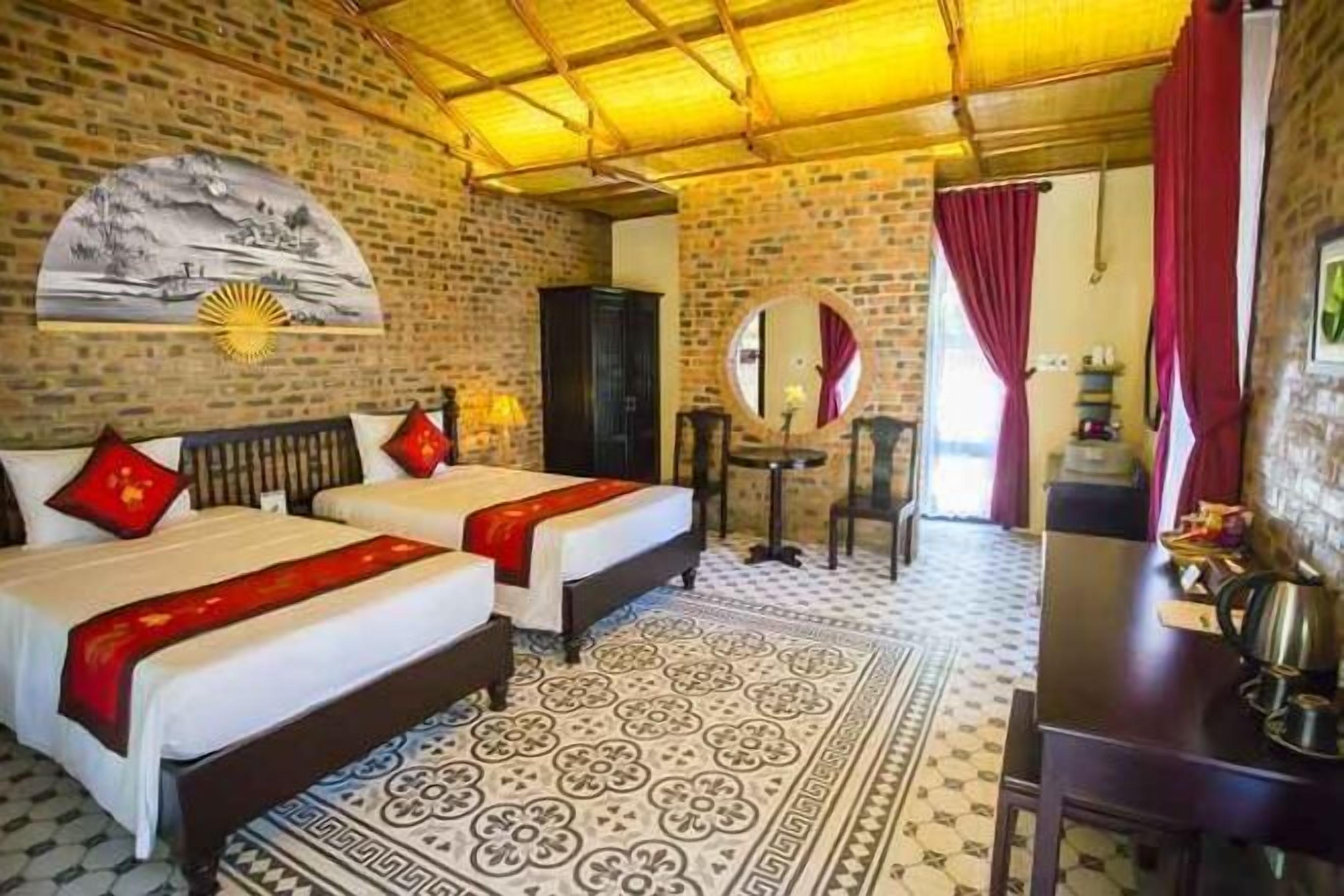 Minibar, caja de seguridad en la habitación y escritorio 