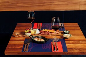 Petit déjeuner, dîner et brunch servis sur place