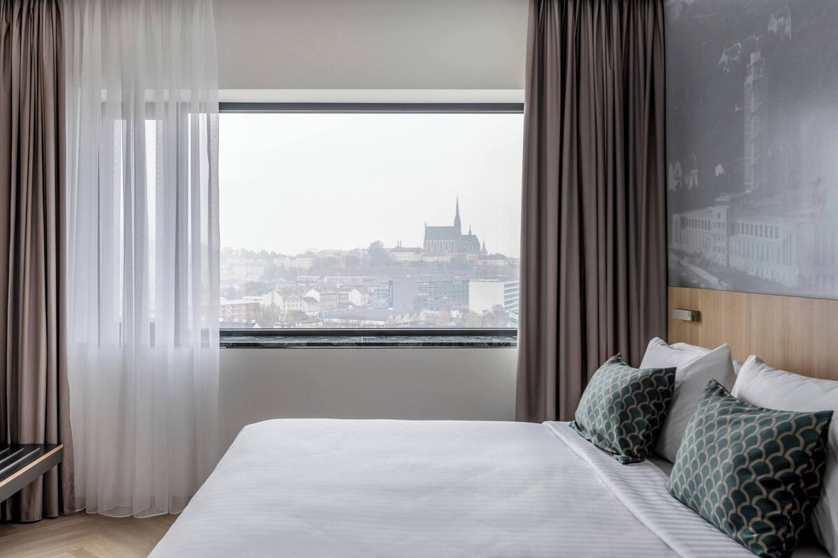 1 bedroom, premium bedding, minibar, in-room safe