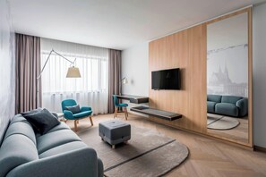 Studio, 1 Tempat Tidur King | Ruang keluarga | Smart TV 120-cm dengan saluran TV satelit, TV, dan lantai berpemanas